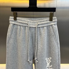 1v威登、2026秋冬新品高街重工毛绒绣工艺卫裤。 一眼心动的慵懒高级感,男士衣柜必入神裤! 高街休闲风拿捏得死死的,直 1v威登、2026秋冬新品高街重工毛绒绣工艺卫裤。 一眼心动的慵懒高级感,男士衣柜必入神裤! 高街休闲风拿捏得死死的,直