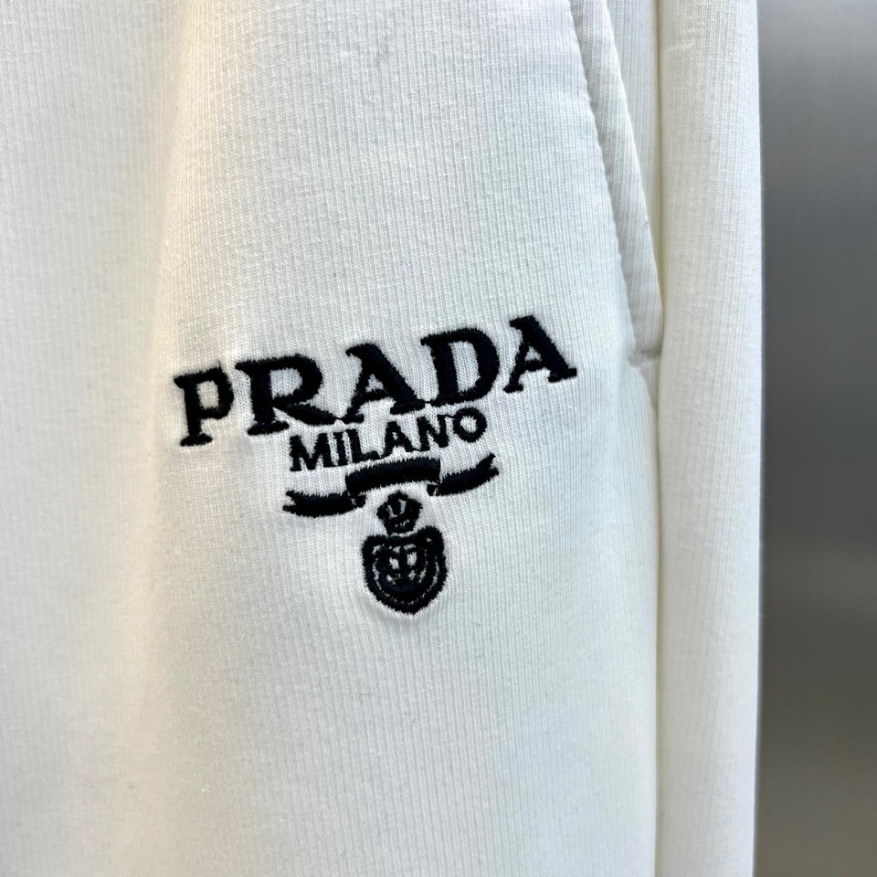 Prad普拉达、2026秋冬新品三角标重磅卫裤。 松弛感直接拉满，这条卫裤是懂男士高级休闲的！ 极简运动风，直筒微锥版型