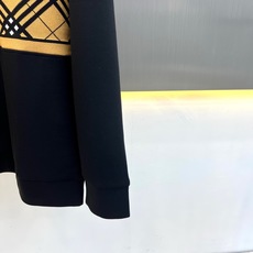 Bur巴宝莉、2026秋冬新品格纹半拉链卫衣。 秋冬质感直接拉满!这件真的太显精神了 。 轻奢商务休闲风,重磅棉混纺面料 Bur巴宝莉、2026秋冬新品格纹半拉链卫衣。 秋冬质感直接拉满!这件真的太显精神了 。 轻奢商务休闲风,重磅棉混纺面料