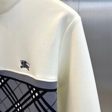 Bur巴宝莉、2026秋冬新品格纹半拉链卫衣。 秋冬质感直接拉满!这件真的太显精神了 。 轻奢商务休闲风,重磅棉混纺面料 Bur巴宝莉、2026秋冬新品格纹半拉链卫衣。 秋冬质感直接拉满!这件真的太显精神了 。 轻奢商务休闲风,重磅棉混纺面料