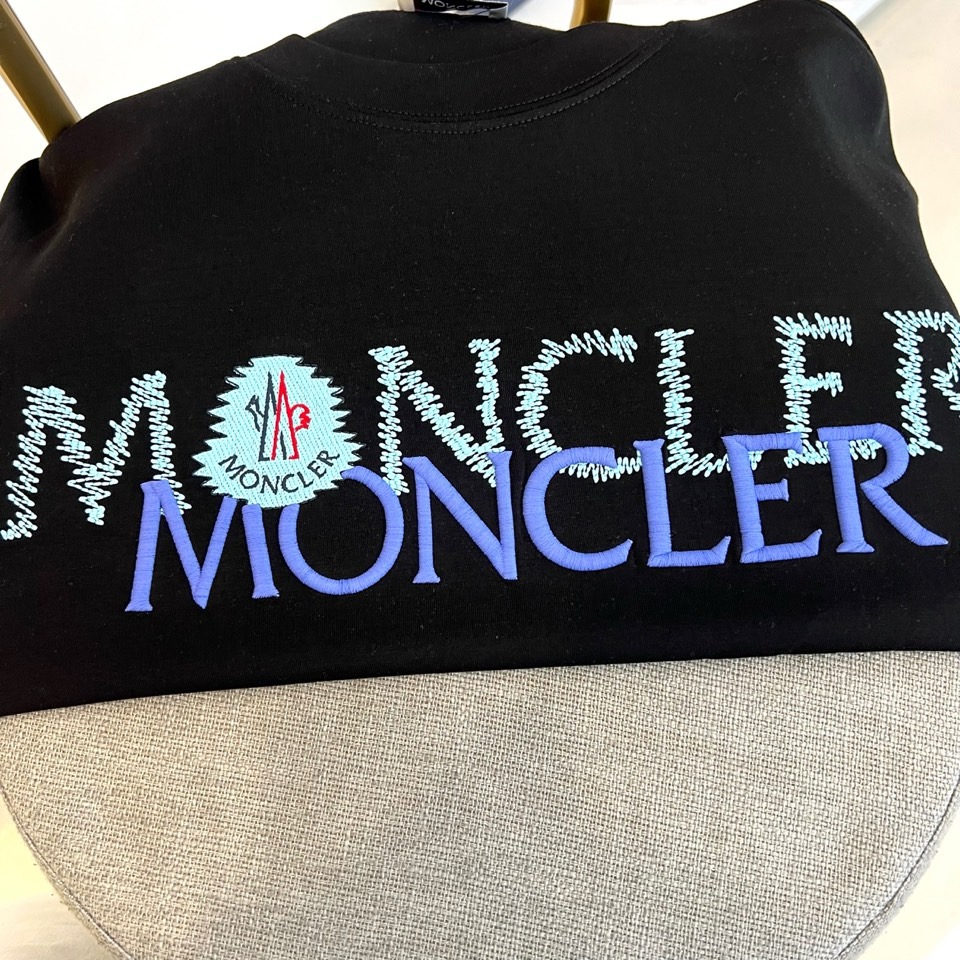 Mon蒙口、2026秋冬新品双线刺绣卫衣。 这件蒙口真的把高级感玩明白了！经典的蓝白配色自带清爽滤镜，春秋冬三季都能轻松
