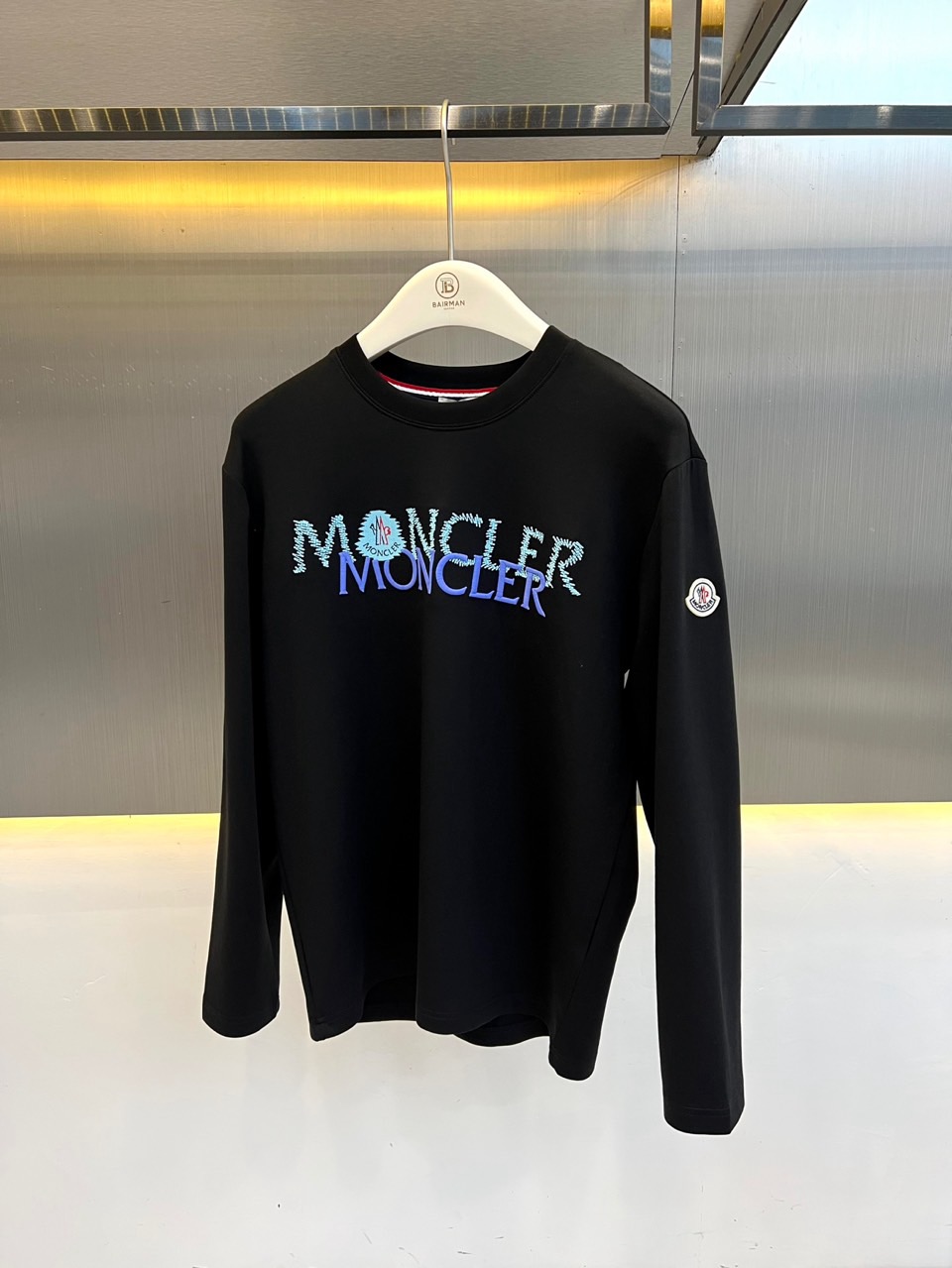 Mon蒙口、2026秋冬新品双线刺绣卫衣。 这件蒙口真的把高级感玩明白了！经典的蓝白配色自带清爽滤镜，春秋冬三季都能轻松