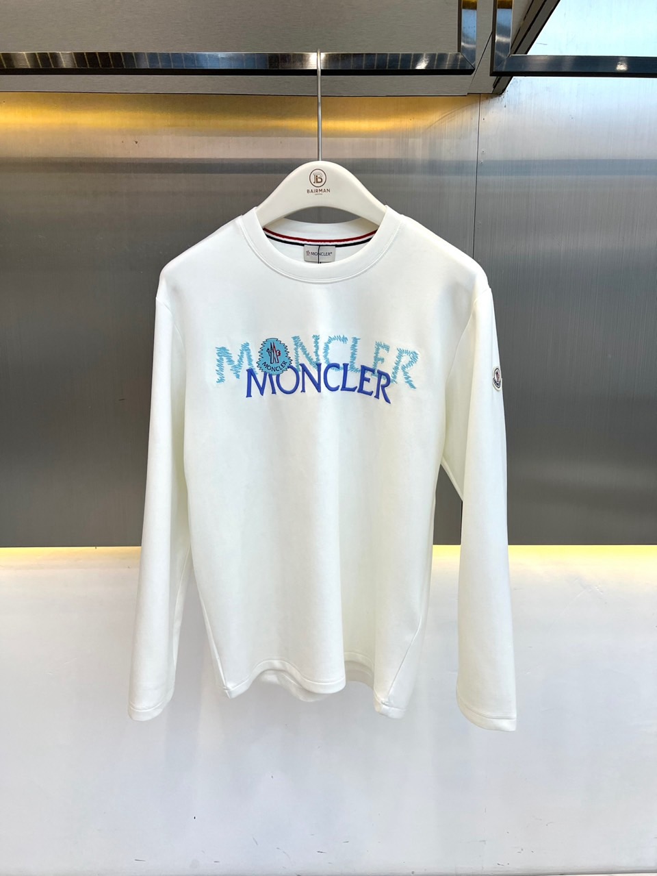 Mon蒙口、2026秋冬新品双线刺绣卫衣。 这件蒙口真的把高级感玩明白了！经典的蓝白配色自带清爽滤镜，春秋冬三季都能轻松