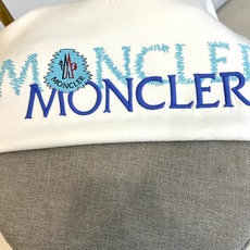 Mon蒙口、2026秋冬新品双线刺绣卫衣。 这件蒙口真的把高级感玩明白了!经典的蓝白配色自带清爽滤镜,春秋冬三季都能轻松 Mon蒙口、2026秋冬新品双线刺绣卫衣。 这件蒙口真的把高级感玩明白了!经典的蓝白配色自带清爽滤镜,春秋冬三季都能轻松