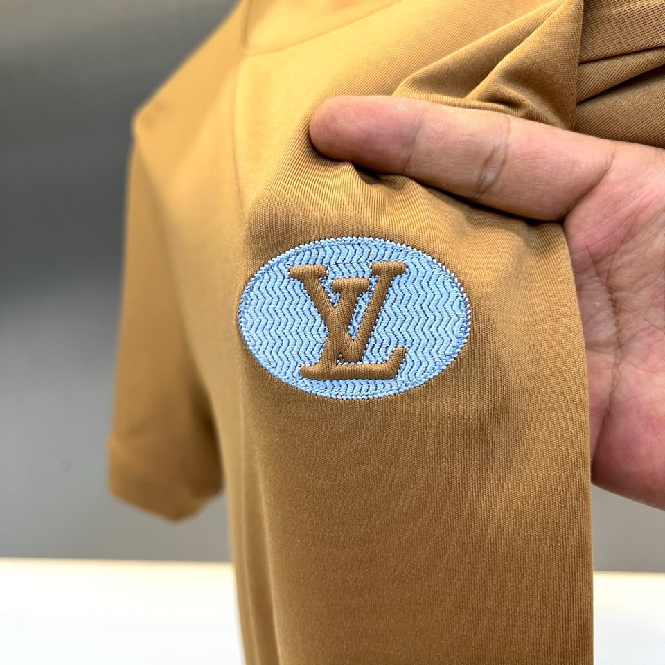 1v威登、2026秋冬新品LV刺绣短袖T恤。 一眼沦陷的氛围感拉满，男士冬日质感天花板！ 极简剪裁自带高级感，版型挺括修