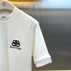 Ba巴黎世家、2026秋冬新品高定感立领短袖T恤。 一眼心动的极简高级感!男士冬日衣橱打底的“门面担当”! 风格偏重轻奢 Ba巴黎世家、2026秋冬新品高定感立领短袖T恤。 一眼心动的极简高级感!男士冬日衣橱打底的“门面担当”! 风格偏重轻奢