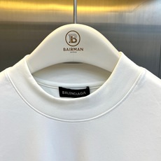 Ba巴黎世家、2026秋冬新品高定感立领短袖T恤。 一眼心动的极简高级感!男士冬日衣橱打底的“门面担当”! 风格偏重轻奢 Ba巴黎世家、2026秋冬新品高定感立领短袖T恤。 一眼心动的极简高级感!男士冬日衣橱打底的“门面担当”! 风格偏重轻奢