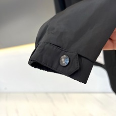 Mon蒙口、2026秋冬新品复古Moncler连帽夹克外套。 秋日男士战袍,这件穿上气场直接拉满! 经典户外休闲风,色调 Mon蒙口、2026秋冬新品复古Moncler连帽夹克外套。 秋日男士战袍,这件穿上气场直接拉满! 经典户外休闲风,色调