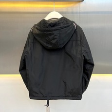 Mon蒙口、2026秋冬新品复古Moncler连帽夹克外套。 秋日男士战袍,这件穿上气场直接拉满! 经典户外休闲风,色调 Mon蒙口、2026秋冬新品复古Moncler连帽夹克外套。 秋日男士战袍,这件穿上气场直接拉满! 经典户外休闲风,色调
