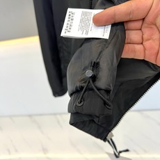 Mon蒙口、2026秋冬新品复古Moncler连帽夹克外套。 秋日男士战袍,这件穿上气场直接拉满! 经典户外休闲风,色调 Mon蒙口、2026秋冬新品复古Moncler连帽夹克外套。 秋日男士战袍,这件穿上气场直接拉满! 经典户外休闲风,色调