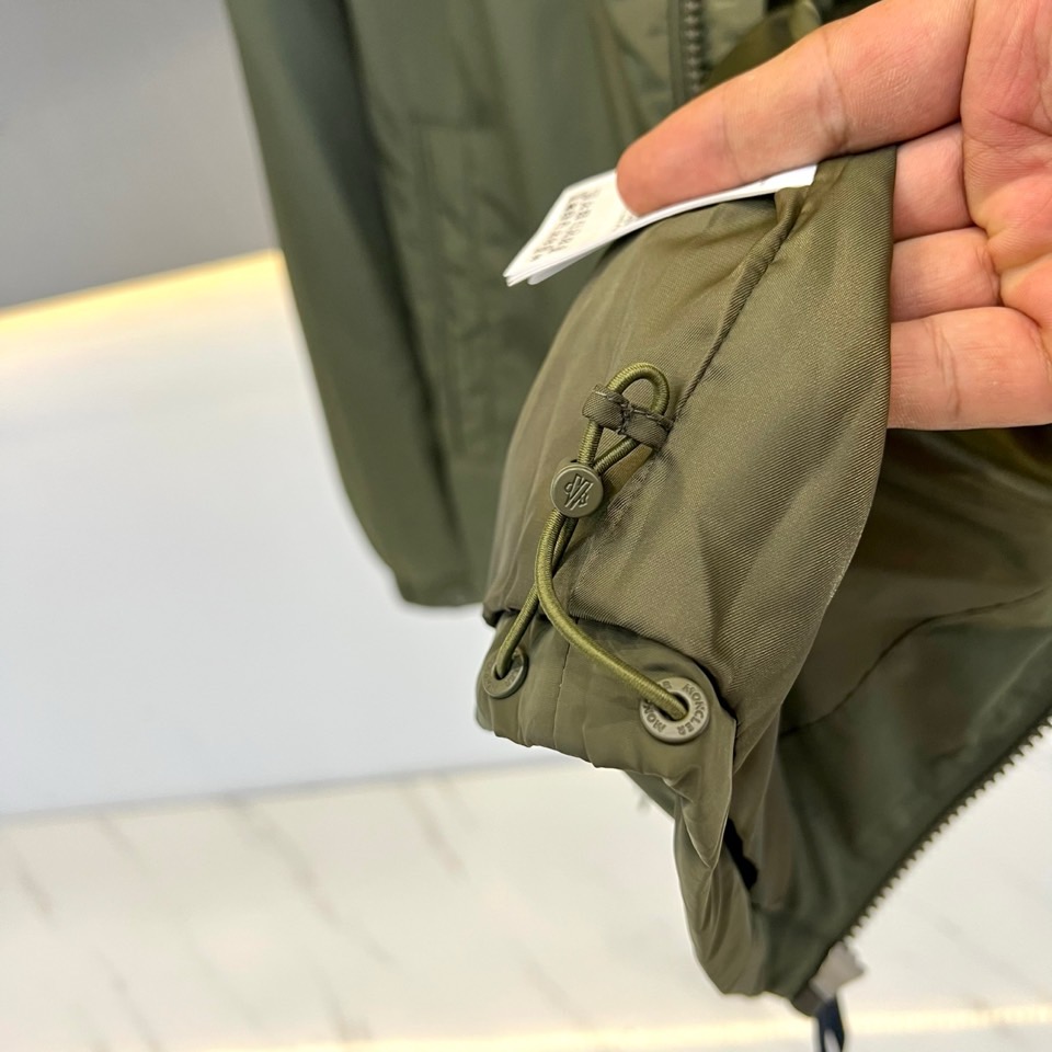 Mon蒙口、2026秋冬新品复古Moncler连帽夹克外套。 秋日男士战袍，这件穿上气场直接拉满！ 经典户外休闲风，色调