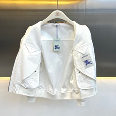 Bur巴宝莉、2026秋冬新品经典格纹翻领夹克外套。 秋冬季衣橱刚需,这件真的太提气质了! 偏休闲英伦风,纯色简约利落, Bur巴宝莉、2026秋冬新品经典格纹翻领夹克外套。 秋冬季衣橱刚需,这件真的太提气质了! 偏休闲英伦风,纯色简约利落,