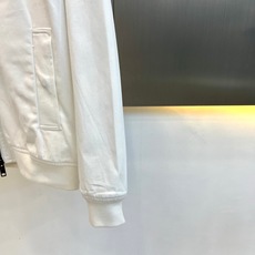 Bur巴宝莉、2026秋冬新品经典格纹翻领夹克外套。 秋冬季衣橱刚需,这件真的太提气质了! 偏休闲英伦风,纯色简约利落, Bur巴宝莉、2026秋冬新品经典格纹翻领夹克外套。 秋冬季衣橱刚需,这件真的太提气质了! 偏休闲英伦风,纯色简约利落,