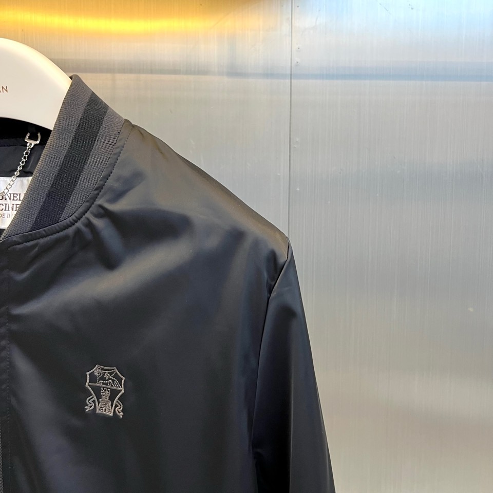 Brunello Cucinelli-BC、2026秋冬新品尼龙棒球夹克外套。 春秋换季的硬货,直接锁死这件棒球服! 轻 Brunello Cucinelli-BC、2026秋冬新品尼龙棒球夹克外套。 春秋换季的硬货,直接锁死这件棒球服! 轻
