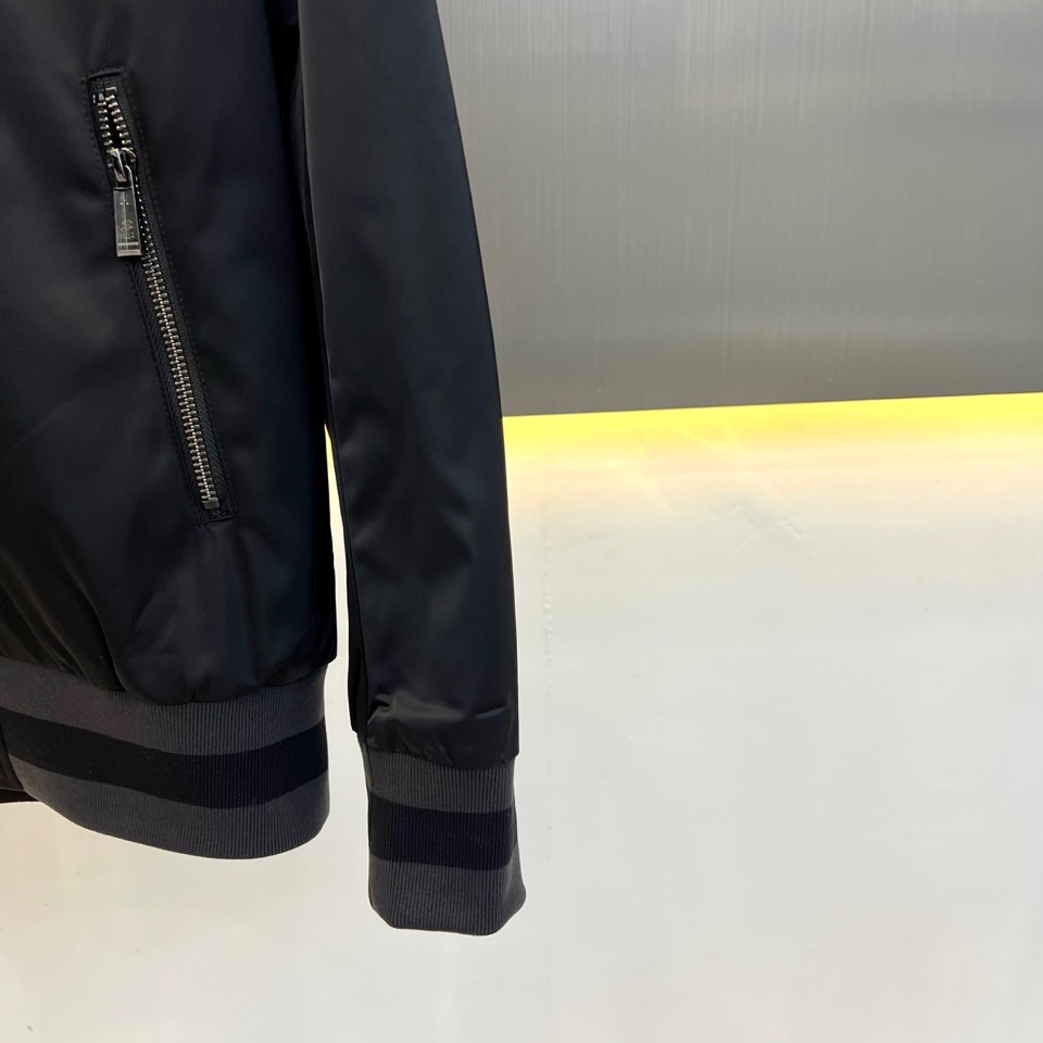Brunello Cucinelli-BC、2026秋冬新品尼龙棒球夹克外套。 春秋换季的硬货,直接锁死这件棒球服! 轻 Brunello Cucinelli-BC、2026秋冬新品尼龙棒球夹克外套。 春秋换季的硬货,直接锁死这件棒球服! 轻