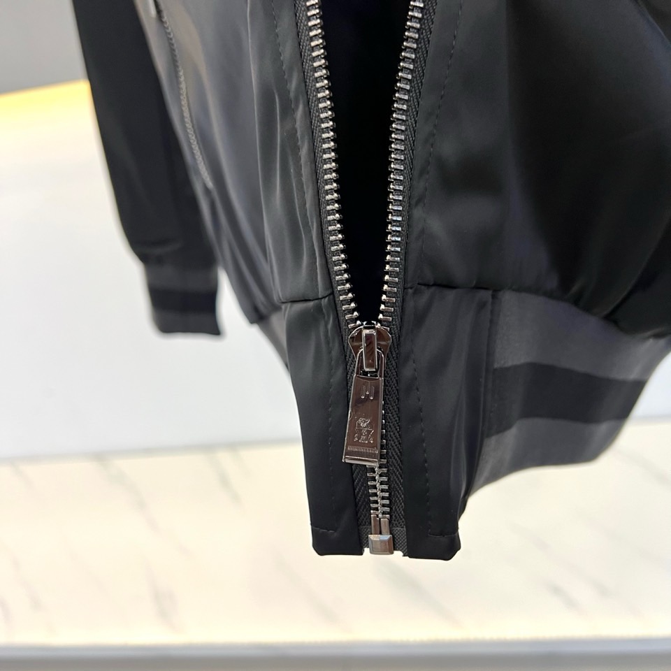 Brunello Cucinelli-BC、2026秋冬新品尼龙棒球夹克外套。 春秋换季的硬货,直接锁死这件棒球服! 轻 Brunello Cucinelli-BC、2026秋冬新品尼龙棒球夹克外套。 春秋换季的硬货,直接锁死这件棒球服! 轻