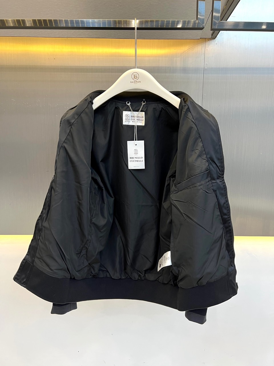 Brunello Cucinelli-BC、2026秋冬新品尼龙棒球夹克外套。 春秋换季的硬货,直接锁死这件棒球服! 轻 Brunello Cucinelli-BC、2026秋冬新品尼龙棒球夹克外套。 春秋换季的硬货,直接锁死这件棒球服! 轻