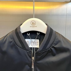 Brunello Cucinelli-BC、2026秋冬新品尼龙棒球夹克外套。 春秋换季的硬货,直接锁死这件棒球服! 轻 Brunello Cucinelli-BC、2026秋冬新品尼龙棒球夹克外套。 春秋换季的硬货,直接锁死这件棒球服! 轻