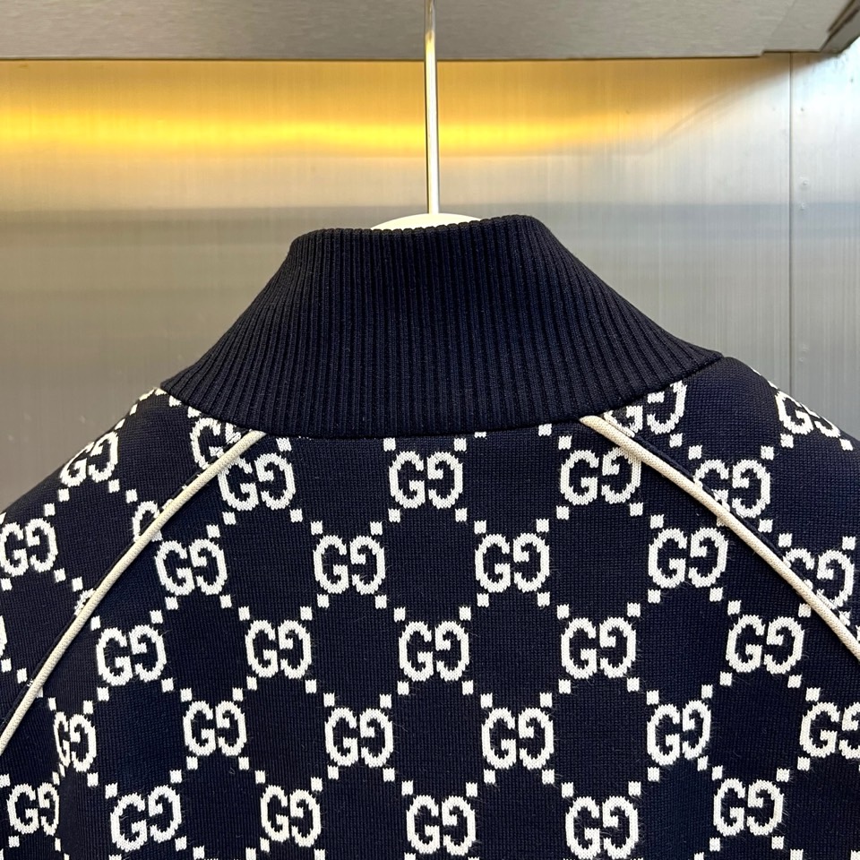 Gucc古驰、2026秋冬新品经典满印双G针织外套。 出门回头率直接拉满，这件就是秋冬的“显贵神器”！ 经典满印双G老花