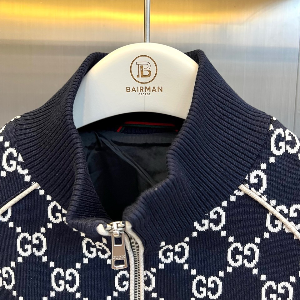 Gucc古驰、2026秋冬新品经典满印双G针织外套。 出门回头率直接拉满，这件就是秋冬的“显贵神器”！ 经典满印双G老花