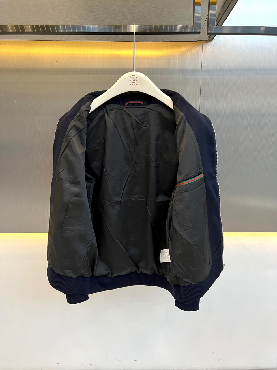 Gucc古驰、2026秋冬新品经典满印双G针织外套。 出门回头率直接拉满，这件就是秋冬的“显贵神器”！ 经典满印双G老花