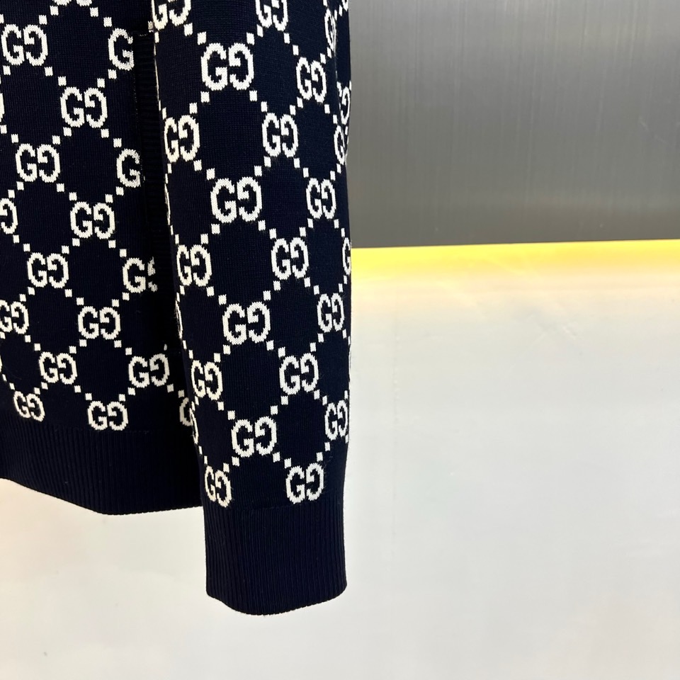 Gucc古驰、2026秋冬新品经典满印双G针织外套。 出门回头率直接拉满，这件就是秋冬的“显贵神器”！ 经典满印双G老花