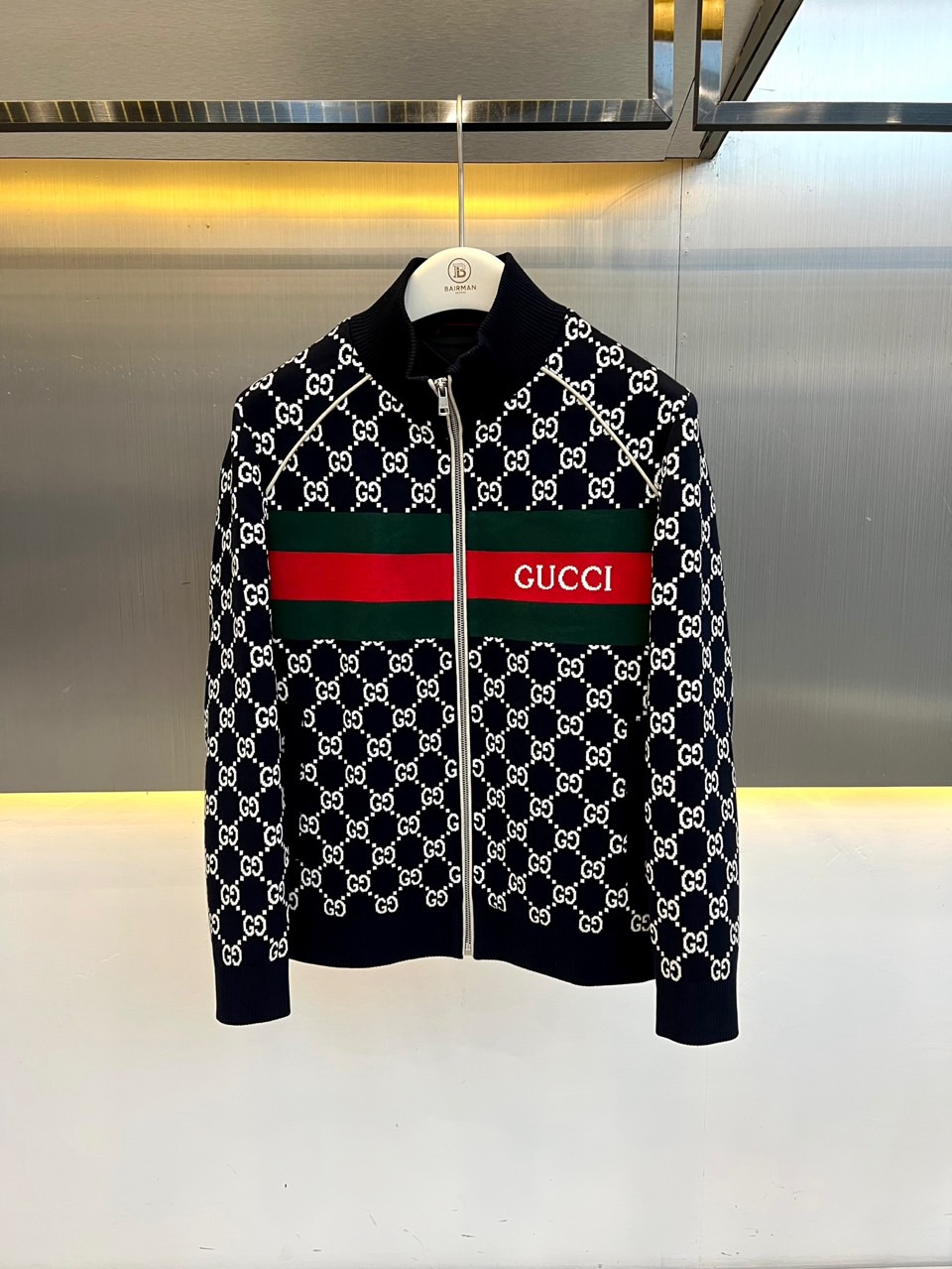 Gucc古驰、2026秋冬新品经典满印双G针织外套。 出门回头率直接拉满，这件就是秋冬的“显贵神器”！ 经典满印双G老花