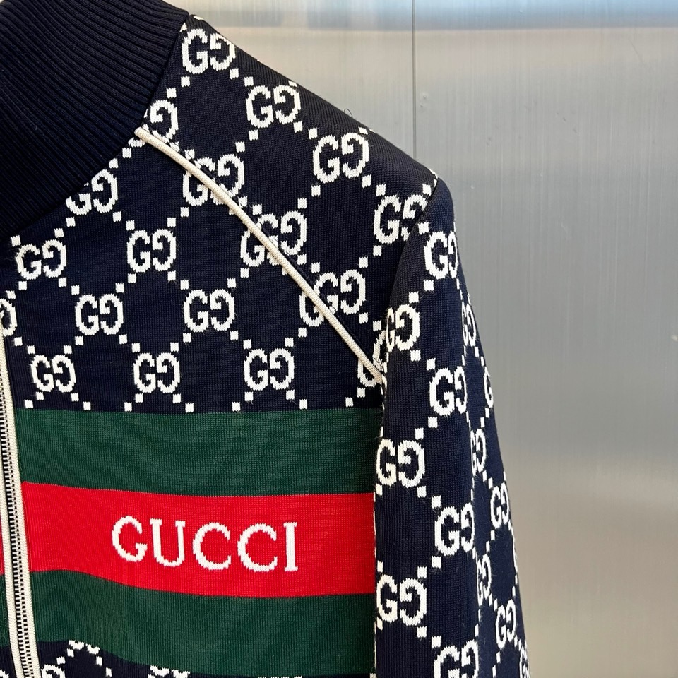 Gucc古驰、2026秋冬新品经典满印双G针织外套。 出门回头率直接拉满，这件就是秋冬的“显贵神器”！ 经典满印双G老花