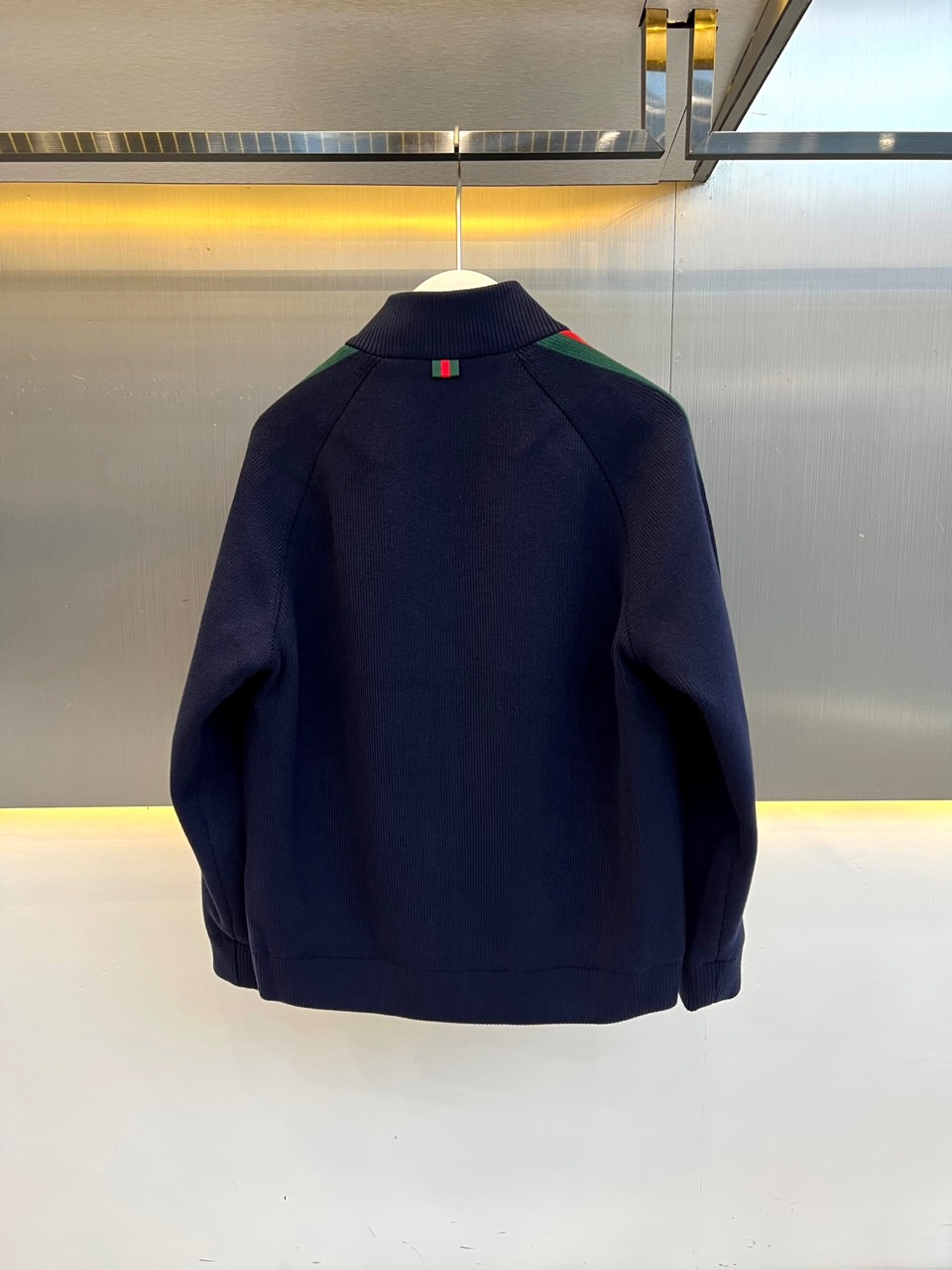 Gucc古驰、2026秋冬新品经典红绿织带立领针织外套。 秋冬日质感男人味，这件直接封神！ 运动休闲，底色沉稳显白。竖条