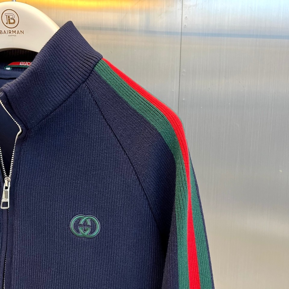 Gucc古驰、2026秋冬新品经典红绿织带立领针织外套。 秋冬日质感男人味，这件直接封神！ 运动休闲，底色沉稳显白。竖条