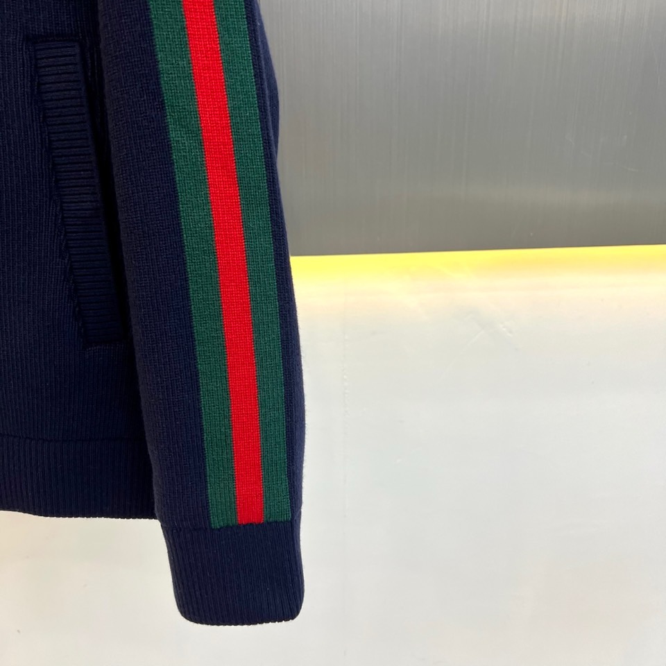 Gucc古驰、2026秋冬新品经典红绿织带立领针织外套。 秋冬日质感男人味，这件直接封神！ 运动休闲，底色沉稳显白。竖条
