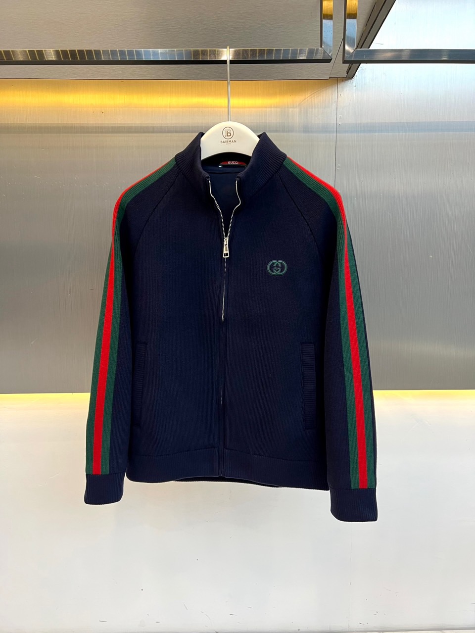Gucc古驰、2026秋冬新品经典红绿织带立领针织外套。 秋冬日质感男人味，这件直接封神！ 运动休闲，底色沉稳显白。竖条