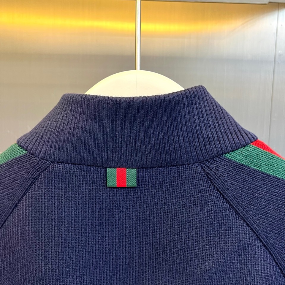 Gucc古驰、2026秋冬新品经典红绿织带立领针织外套。 秋冬日质感男人味，这件直接封神！ 运动休闲，底色沉稳显白。竖条