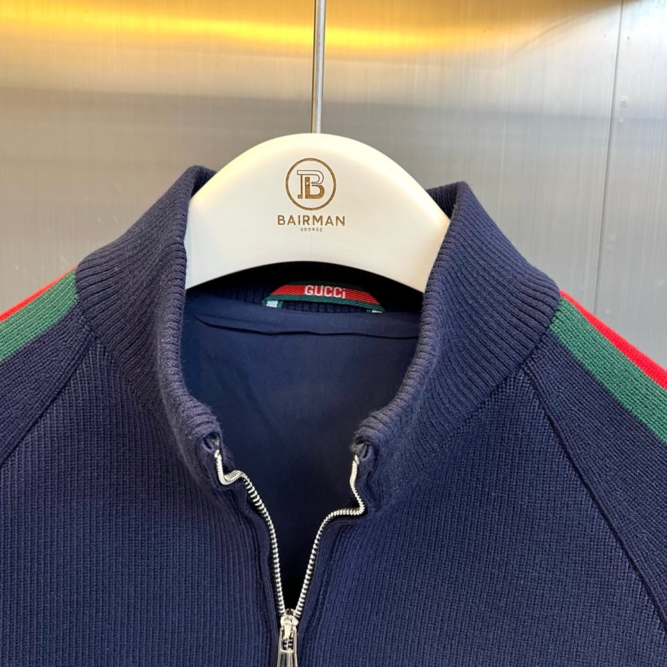 Gucc古驰、2026秋冬新品经典红绿织带立领针织外套。 秋冬日质感男人味，这件直接封神！ 运动休闲，底色沉稳显白。竖条