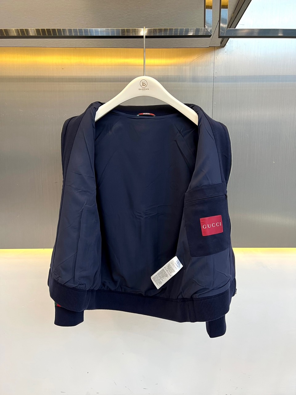 Gucc古驰、2026秋冬新品经典红绿织带立领针织外套。 秋冬日质感男人味，这件直接封神！ 运动休闲，底色沉稳显白。竖条