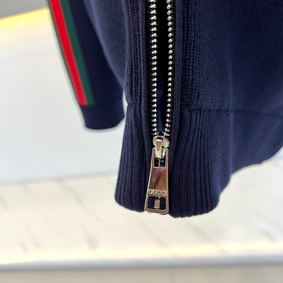 Gucc古驰、2026秋冬新品经典红绿织带立领针织外套。 秋冬日质感男人味，这件直接封神！ 运动休闲，底色沉稳显白。竖条