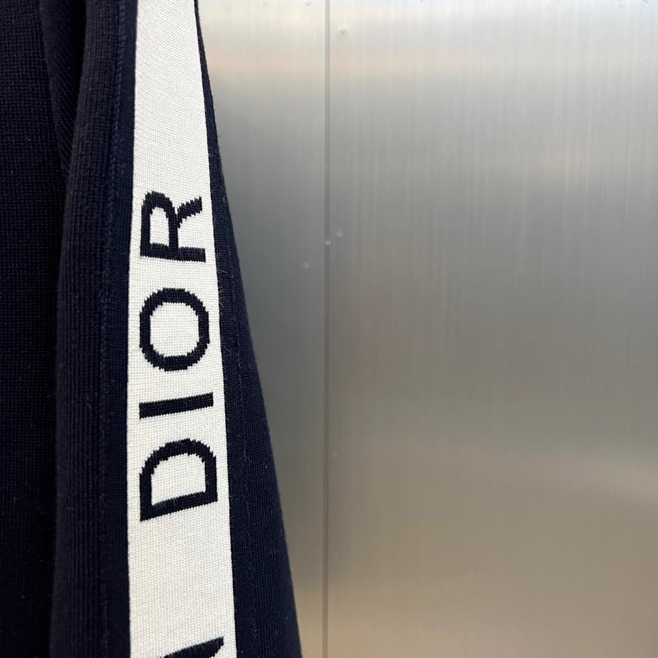 Dio迪奥、2026秋冬新品经典复古运动针织外套。 一眼沦陷的高级运动风！男士衣橱必备的排面单品！ 复古运动风拉满，版型