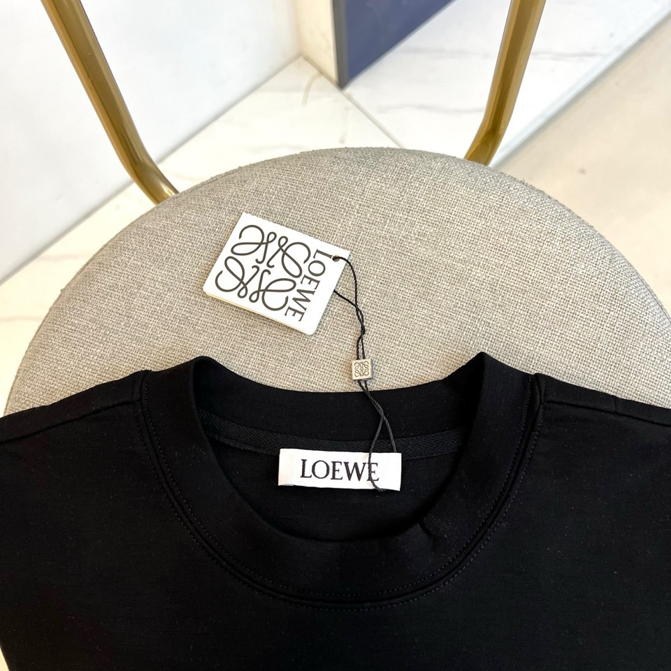 Lowe罗意威、2026秋冬新品经典基础短袖T恤。 这件T恤一上身，那种高级的松弛感瞬间就来了！想要在日常穿搭中保持质感