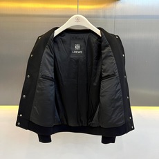 Lowe罗意威、2026秋冬新品拼皮羊毛棒球夹克外套。 秋冬衣橱的质感天花板,这件真的谁穿谁帅! 经典复古棒球服版型,羊 Lowe罗意威、2026秋冬新品拼皮羊毛棒球夹克外套。 秋冬衣橱的质感天花板,这件真的谁穿谁帅! 经典复古棒球服版型,羊