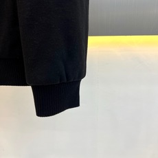 Lowe罗意威、2026秋冬新品拼皮羊毛棒球夹克外套。 秋冬衣橱的质感天花板,这件真的谁穿谁帅! 经典复古棒球服版型,羊 Lowe罗意威、2026秋冬新品拼皮羊毛棒球夹克外套。 秋冬衣橱的质感天花板,这件真的谁穿谁帅! 经典复古棒球服版型,羊