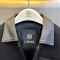 Lowe罗意威、2026秋冬新品拼皮羊毛棒球夹克外套。 秋冬衣橱的质感天花板,这件真的谁穿谁帅! 经典复古棒球服版型,羊 Lowe罗意威、2026秋冬新品拼皮羊毛棒球夹克外套。 秋冬衣橱的质感天花板,这件真的谁穿谁帅! 经典复古棒球服版型,羊