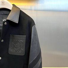 Lowe罗意威、2026秋冬新品拼皮羊毛棒球夹克外套。 秋冬衣橱的质感天花板,这件真的谁穿谁帅! 经典复古棒球服版型,羊 Lowe罗意威、2026秋冬新品拼皮羊毛棒球夹克外套。 秋冬衣橱的质感天花板,这件真的谁穿谁帅! 经典复古棒球服版型,羊