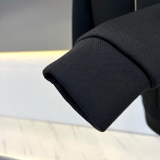 Loro Piana诺悠翩雅、2026秋冬新品氛围感立领夹克外套。 秋冬季的质感,这件直接拉满! 老钱风休闲夹克,自带高 Loro Piana诺悠翩雅、2026秋冬新品氛围感立领夹克外套。 秋冬季的质感,这件直接拉满! 老钱风休闲夹克,自带高