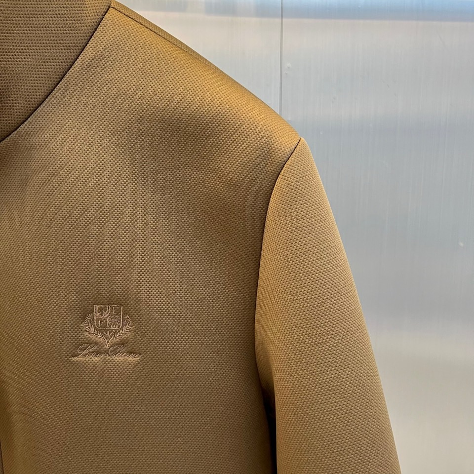 Loro Piana诺悠翩雅、2026秋冬新品氛围感立领夹克外套。 秋冬季的质感，这件直接拉满！ 老钱风休闲夹克，自带高