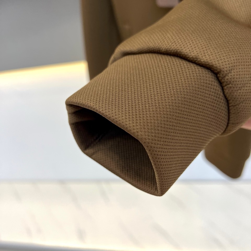 Loro Piana诺悠翩雅、2026秋冬新品氛围感立领夹克外套。 秋冬季的质感，这件直接拉满！ 老钱风休闲夹克，自带高