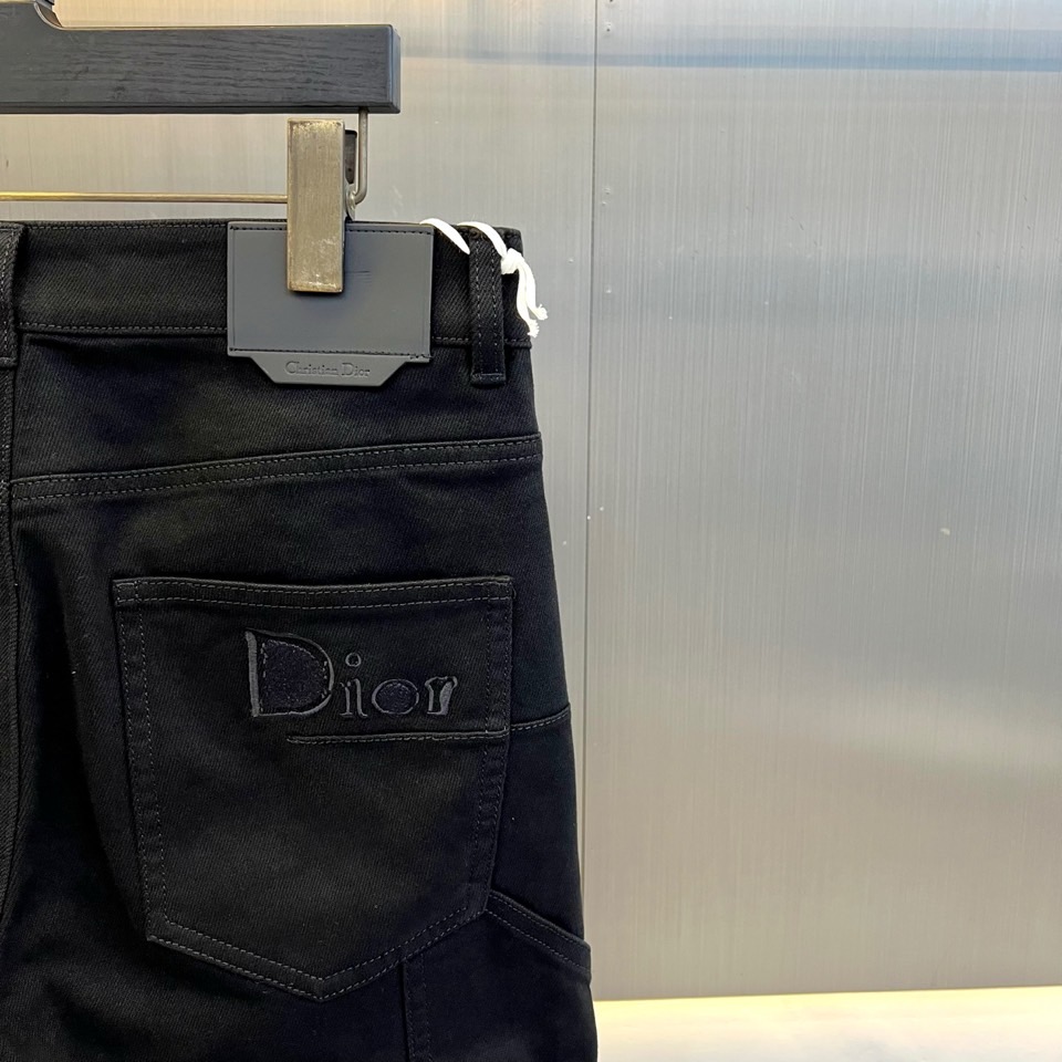 Dio迪奥、2026秋冬新品工装直筒牛仔裤。 一眼定调的硬朗高级感！ 极简色调打破沉闷，直筒微阔版型完美修饰腿型，藏肉显