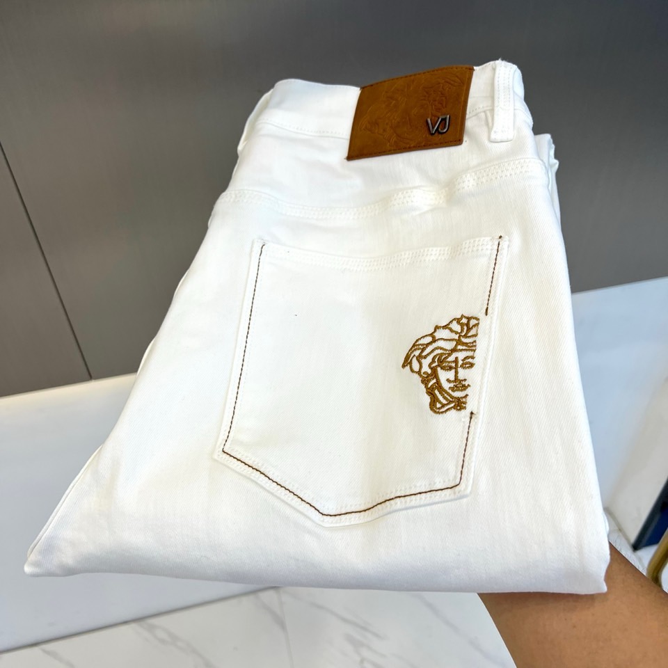 Vers范思哲、2026秋冬新品高街直筒牛仔裤。 高街轻奢风，直筒微弹版型完美修饰腿型，显高显瘦不挑人。面料选用高支弹力