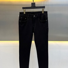 Bur巴宝莉、2026秋冬新品复古战马水洗直筒牛仔裤。 一眼沦陷的复古质感,这条真的谁穿谁帅! 高级感复古休闲风,直筒微 Bur巴宝莉、2026秋冬新品复古战马水洗直筒牛仔裤。 一眼沦陷的复古质感,这条真的谁穿谁帅! 高级感复古休闲风,直筒微