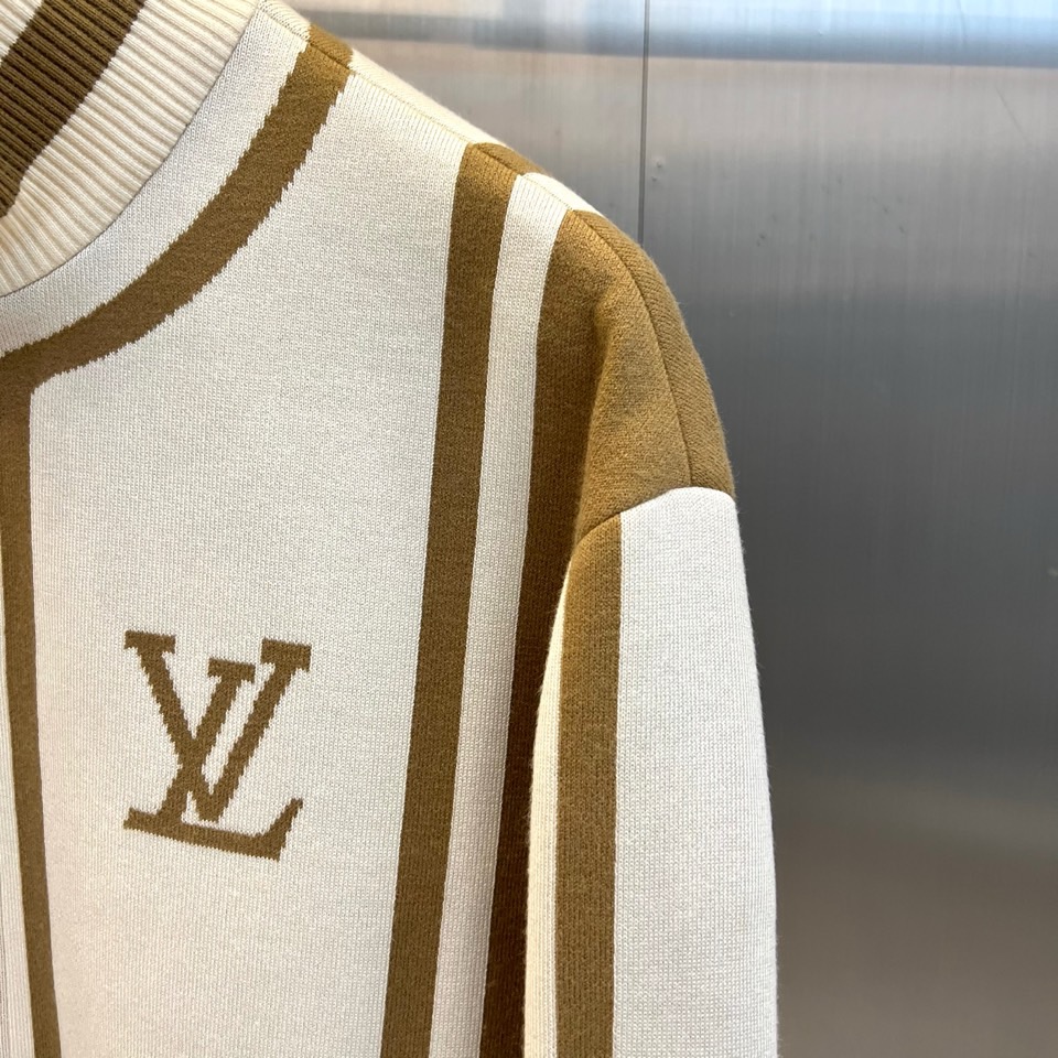 1v威登、2026秋冬新品LV经典撞色立领针织夹克。 早秋第一件“显贵”战袍，懂行的来！ 运动休闲感，拼接色调自带高级滤