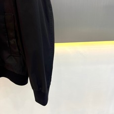 Bur巴宝莉、2026秋冬新品经典格纹翻领夹克外套。 秋冬季衣橱刚需,这件真的太提气质了! 偏休闲英伦风,纯色简约利落, Bur巴宝莉、2026秋冬新品经典格纹翻领夹克外套。 秋冬季衣橱刚需,这件真的太提气质了! 偏休闲英伦风,纯色简约利落,